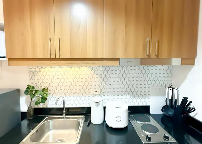 White Aesthetic Lush In Makati L Wifi & Netflix I Lush 1912 * Manila