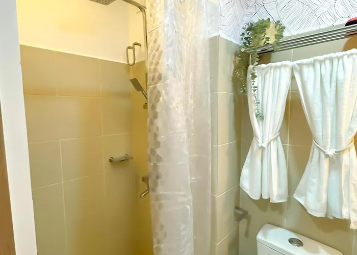White Aesthetic Lush In Makati L Wifi & Netflix I Lush 1912 * Manila